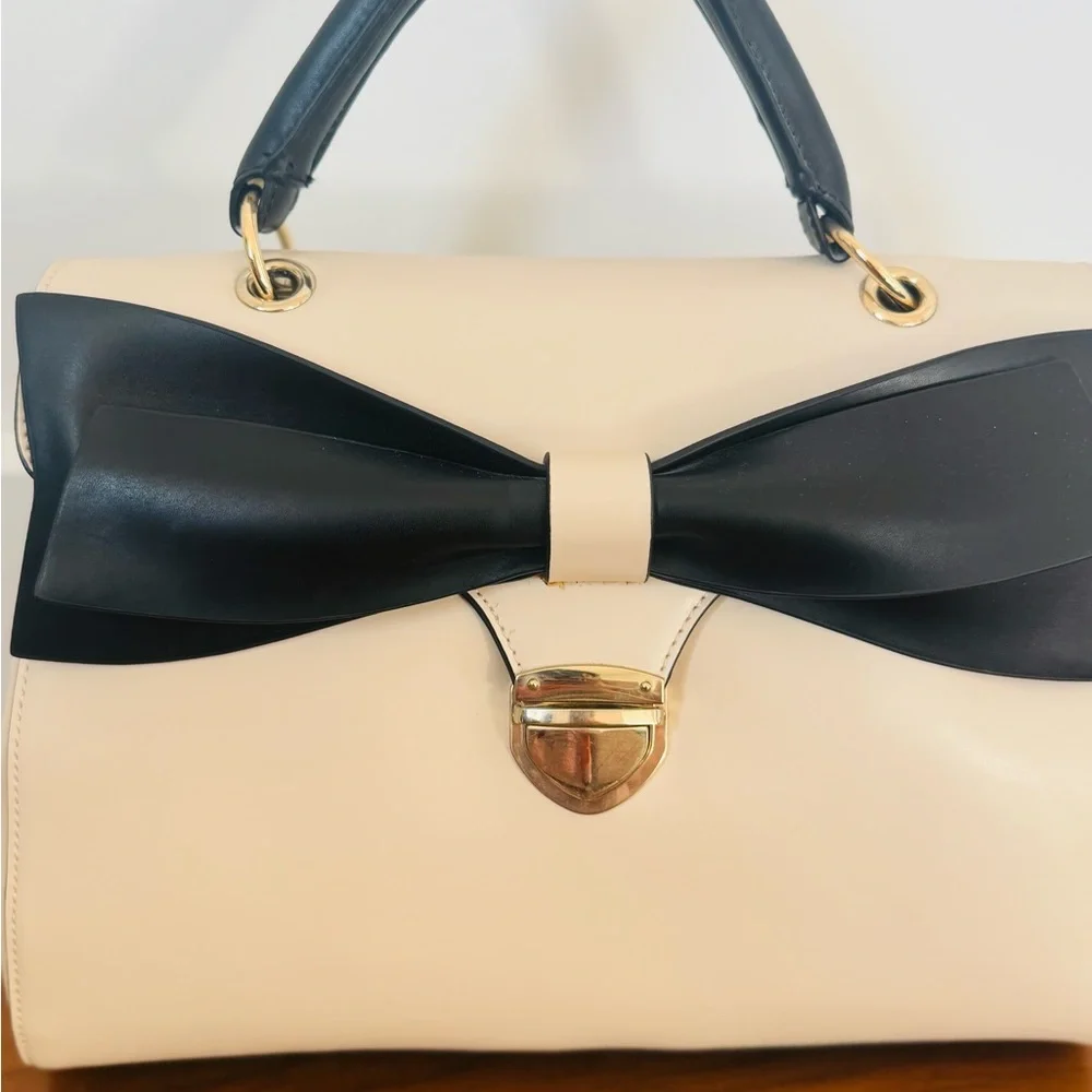 Big Neutral color bag with Black Bow and top handle and removable strap Aldo